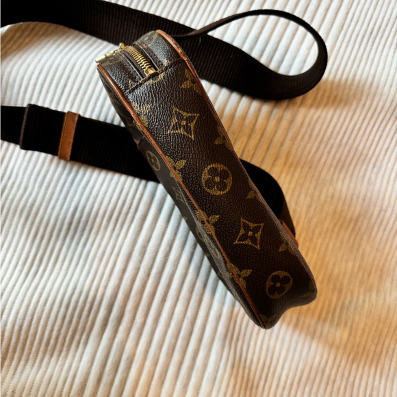 *SOLD* Louis Vuitton Gange sling bag - Picture 4 of 8